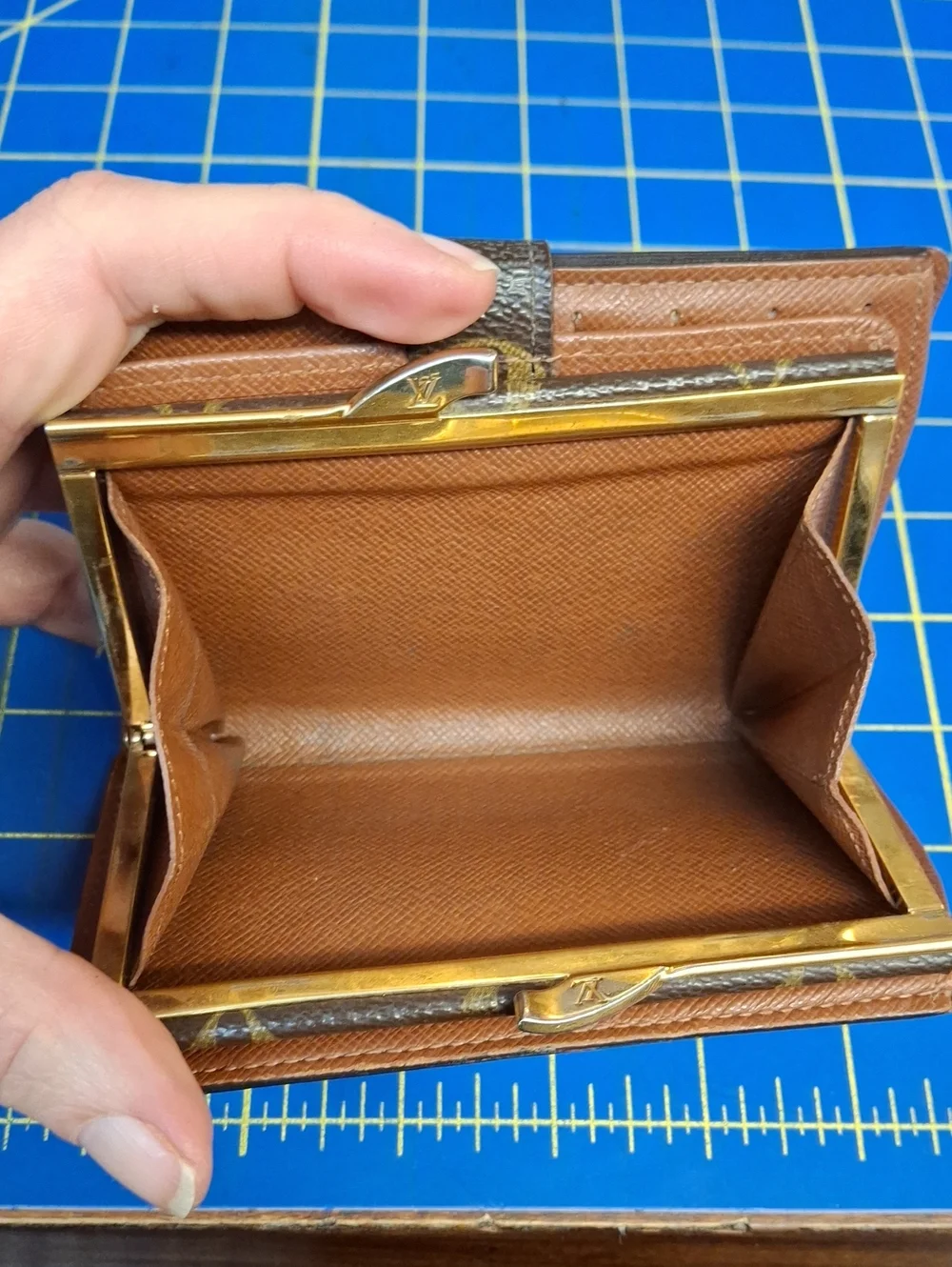 Louis Vuitton Monogram Snap Kiss Lock Wallet Brown Gold-Tone 5.5x3.5x1 Preowned